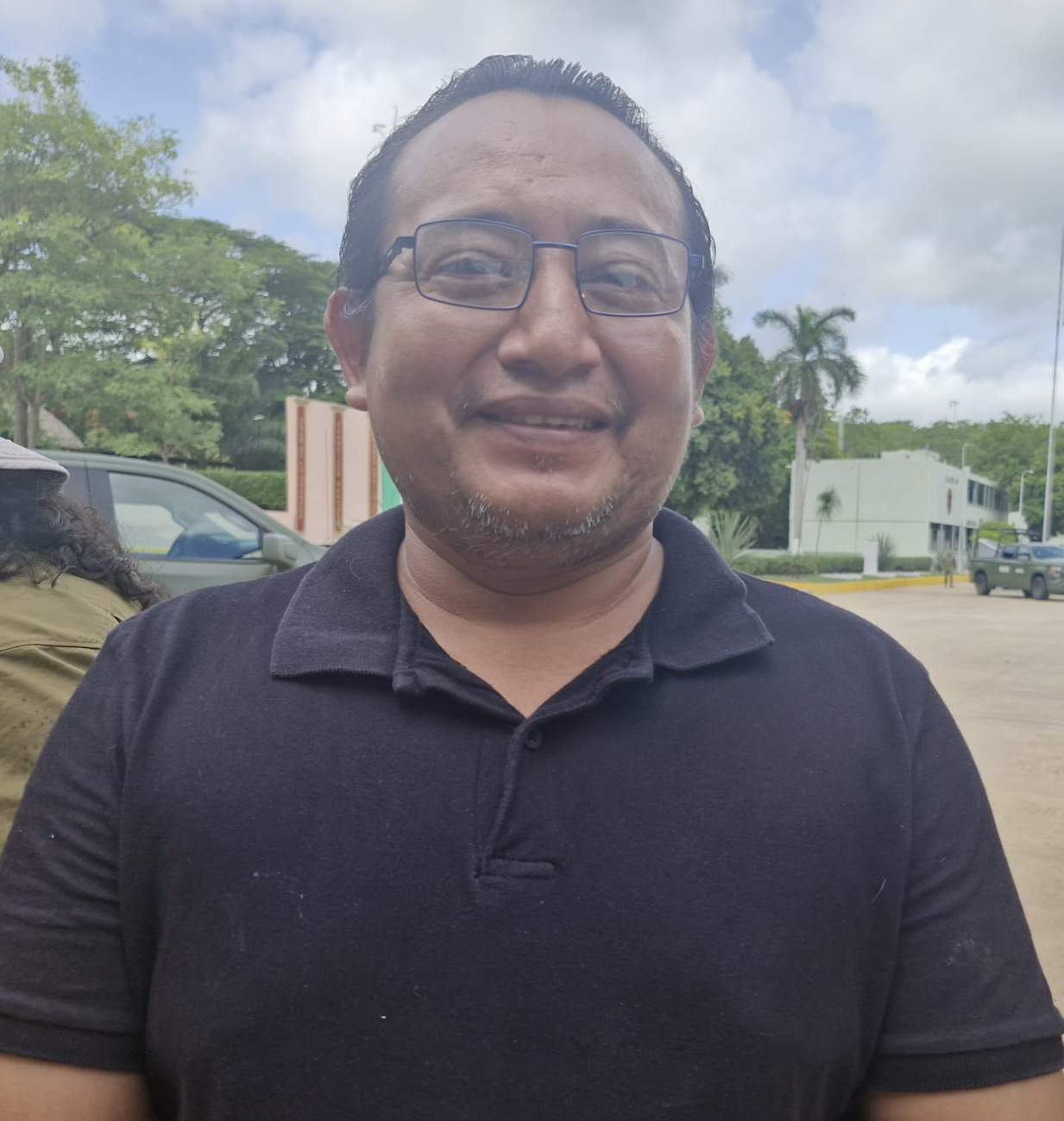Trabajos comenzaron con desmonte en la carretera Dzibalchén–Xpuhil, informó el secretario general del Ayuntamiento, Herminio May Dzib.