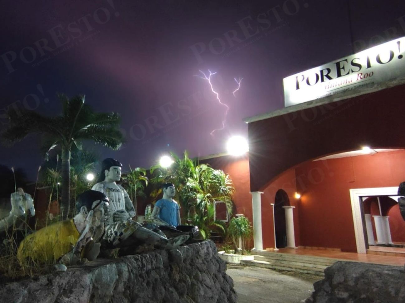 La presencia de una breve pero poderosa tormenta eléctrica amenazó los cielos de Quintana Roo; en parte debido al canal de baja presión en la Península de Yucatán y la onda tropical núm. 10, por lo que en las próximas horas habrán lluvias.