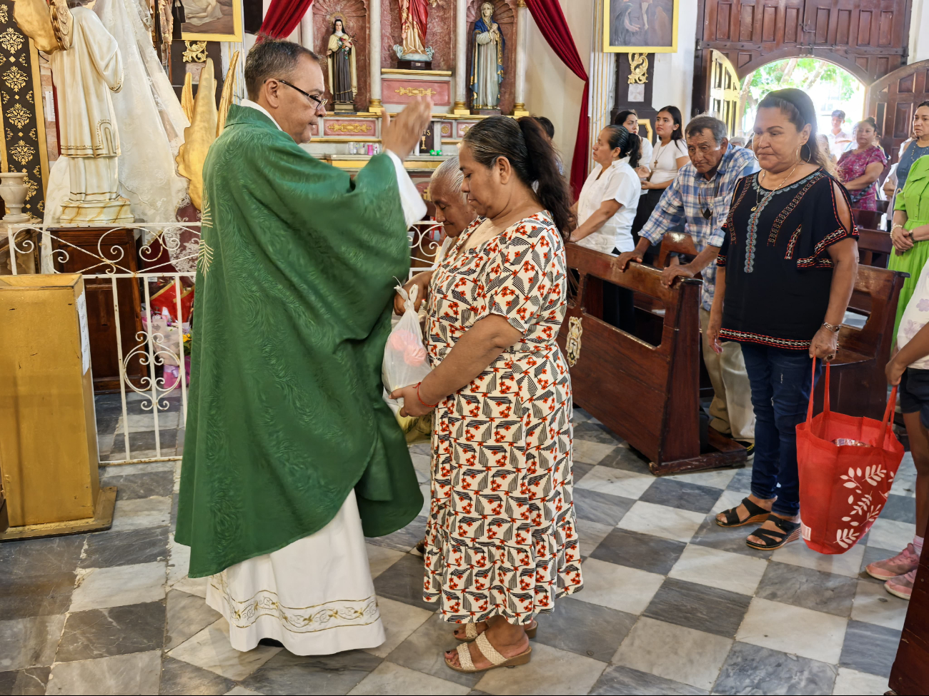 Con fe y esperanza, celebran que pronto estrenarán un nuevo mercado. Con fe y esperanza, celebran que pronto estrenarán un nuevo mercado.