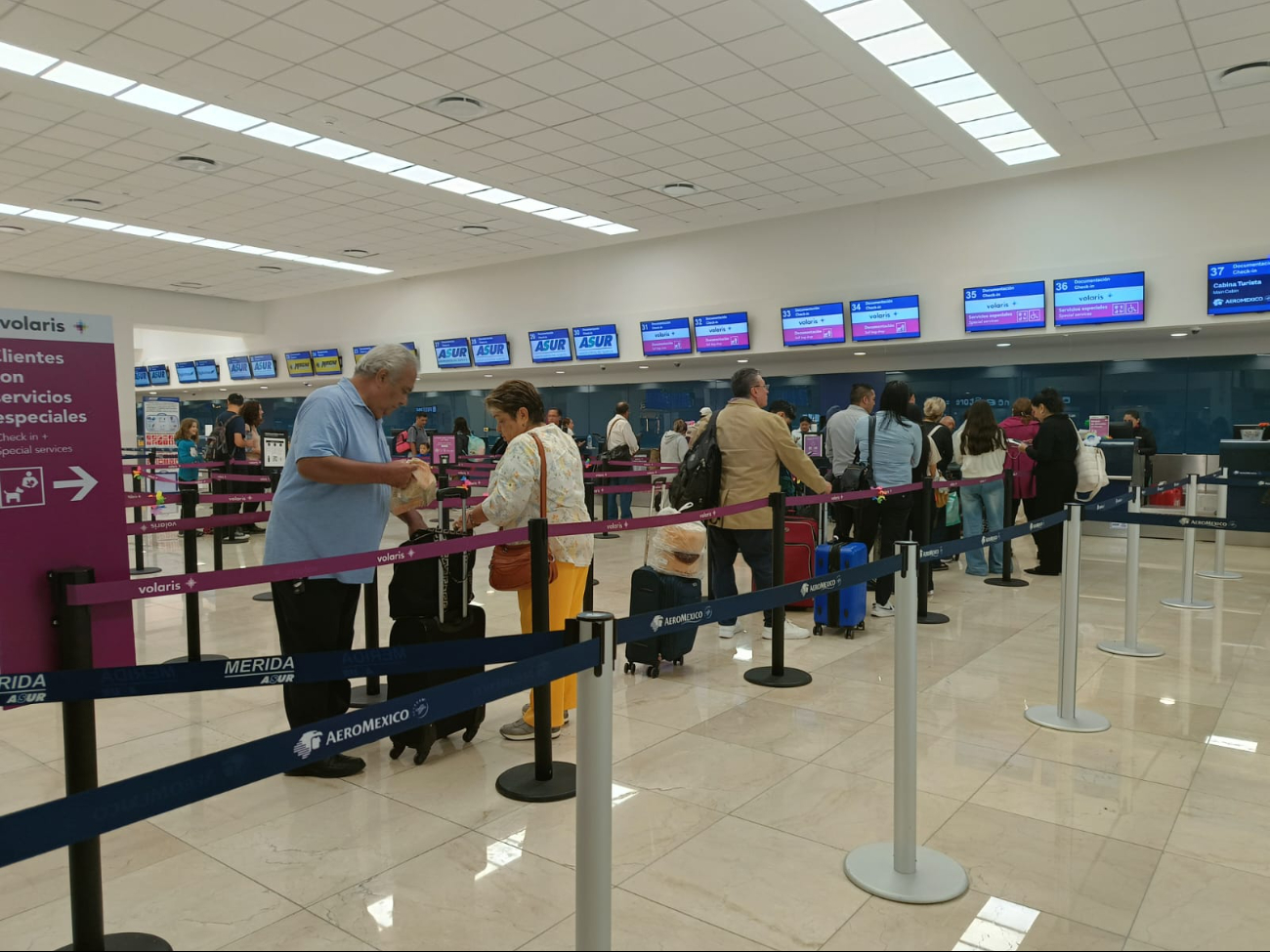 Hay regular afluencia de pasajeros en el aeropuerto de Mérida