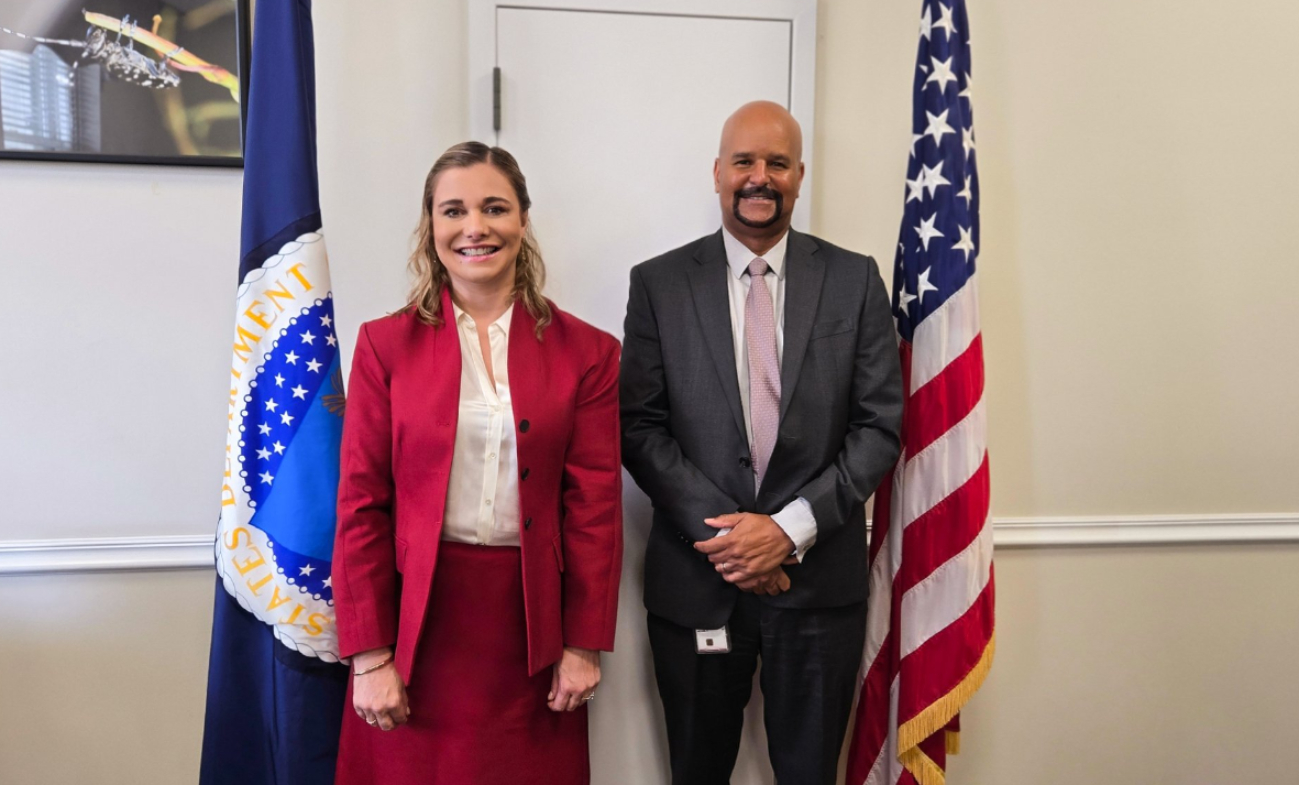Maru Campos, gobernadora de Chihuahua y Michael Walton, director del Servicio de Salud para Animales y Plantas del Departamento de Agricultura de Estados Unidos Maru Campos, gobernadora de Chihuahua y Michael Walton, director del Servicio de Salud para Animales y Plantas del Departamento de Agricultura de Estados Unidos
