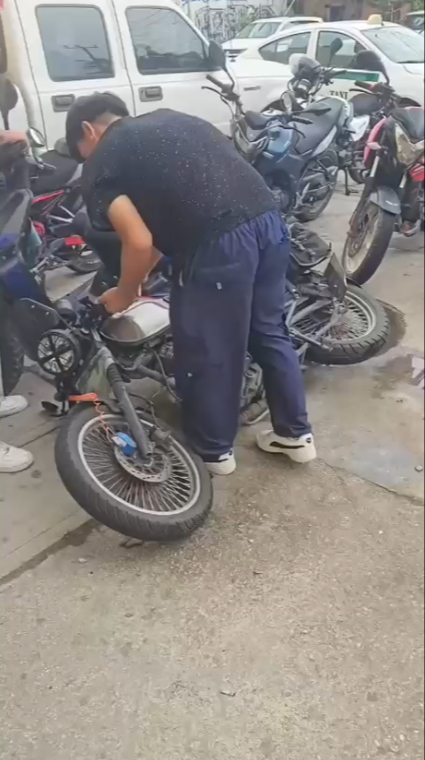El dueño de la motocicleta que resultó dañada por la riña, tuvo que retirarse El dueño de la motocicleta que resultó dañada por la riña, tuvo que retirarse