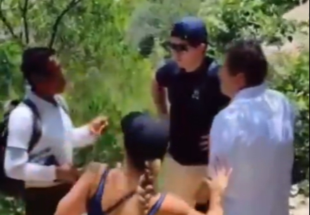 VIDEO: Turistas estadounidenses rayan el monolito Peña de Bernal y causan indignación en redes