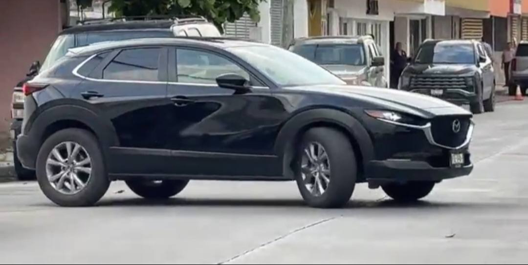 La presunta responsable fue retirada del lugar en un auto negro La presunta responsable fue retirada del lugar en un auto negro