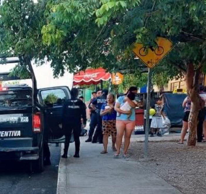 Los vecinos se percataron de la situación y resguardaron al menor de edad.