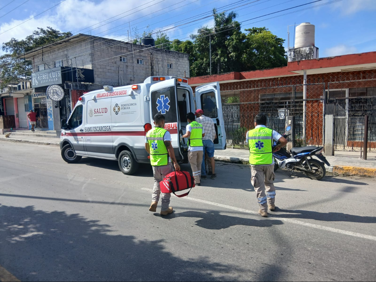 Motociclista lesionado tras imprudente maniobra vehicular en colonia de Escárcega    