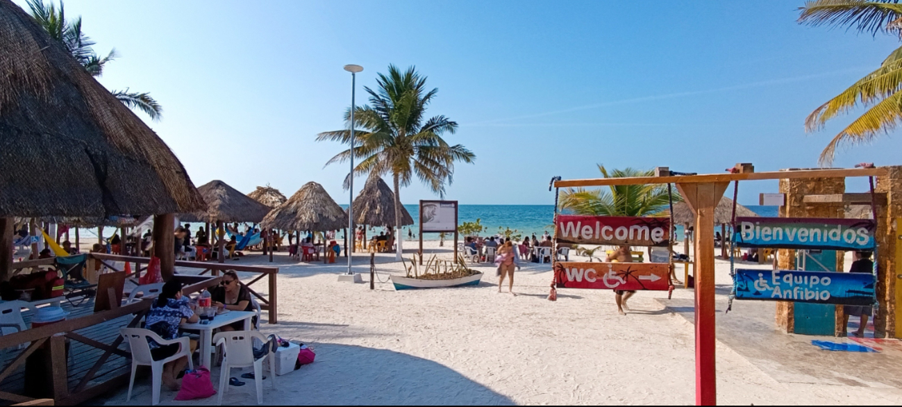 Playa Bonita, en Campeche capital, sigue siendo la favorita familiar por su seguridad y servicios. Playa Bonita, en Campeche capital, sigue siendo la favorita familiar por su seguridad y servicios.