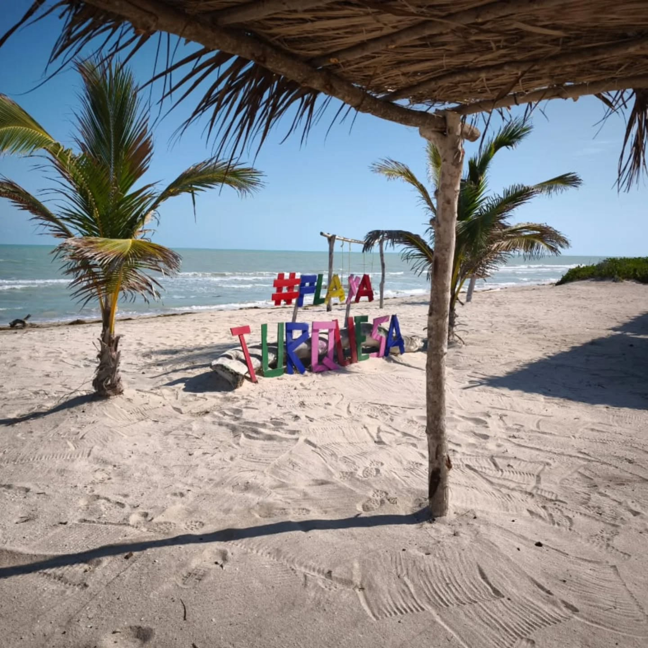 Playa Turquesa es más exclusiva, con infraestructura turística, y se recomienda reservar con anticipación. Playa Turquesa es más exclusiva, con infraestructura turística, y se recomienda reservar con anticipación.
