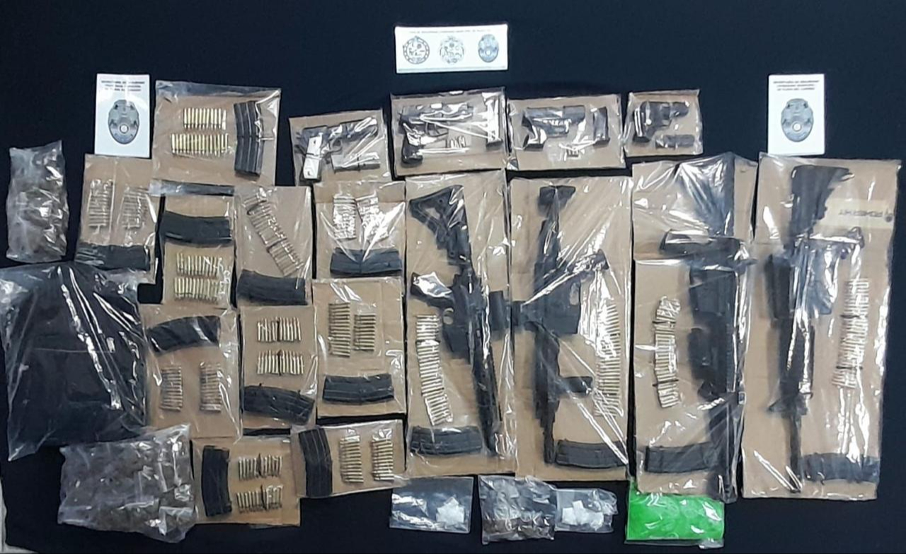 Se encontraron cristal y la marihuana, 4 armas cortas y cuatro armas largas, cartuchos útiles y diversos cargadores Se encontraron cristal y la marihuana, 4 armas cortas y cuatro armas largas, cartuchos útiles y diversos cargadores