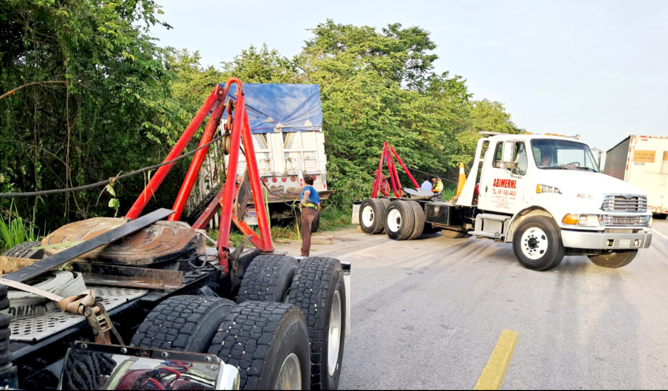 Camión se sale de la Escárcega-Villahermosa y conductor sobrevive de milagro   