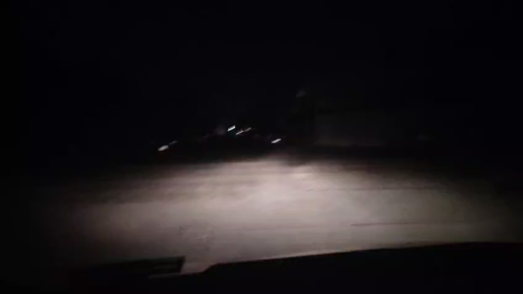 Algunas regiones quedaron en completa oscuridad, solo las luces de los autos se ven. Video: Erick Díaz