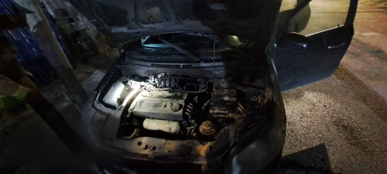Incendio de auto de policía municipal de Cozumel, es señalado como acto intencional