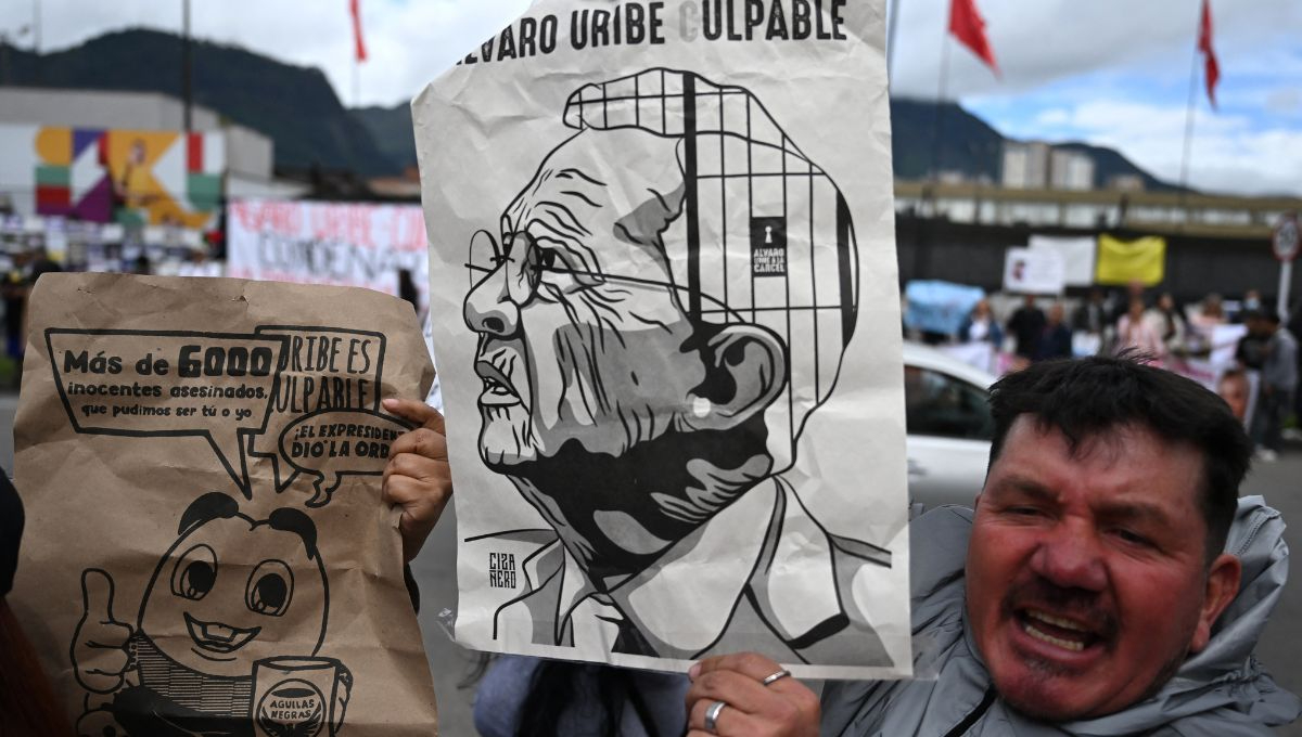 Condenan a Álvaro Uribe a 12 años de prisión domiciliaria por soborno y fraude procesal