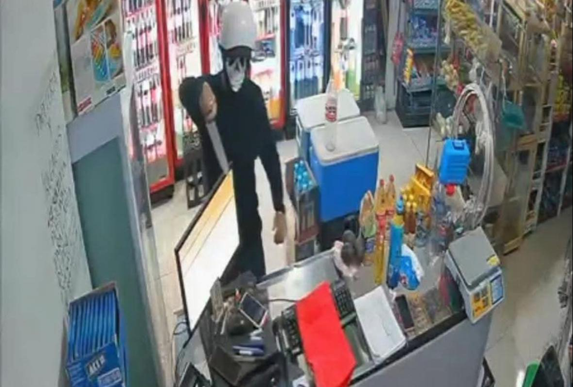 Hombre enmascarado asalta a la empleada de una tienda en Ciudad Caucel