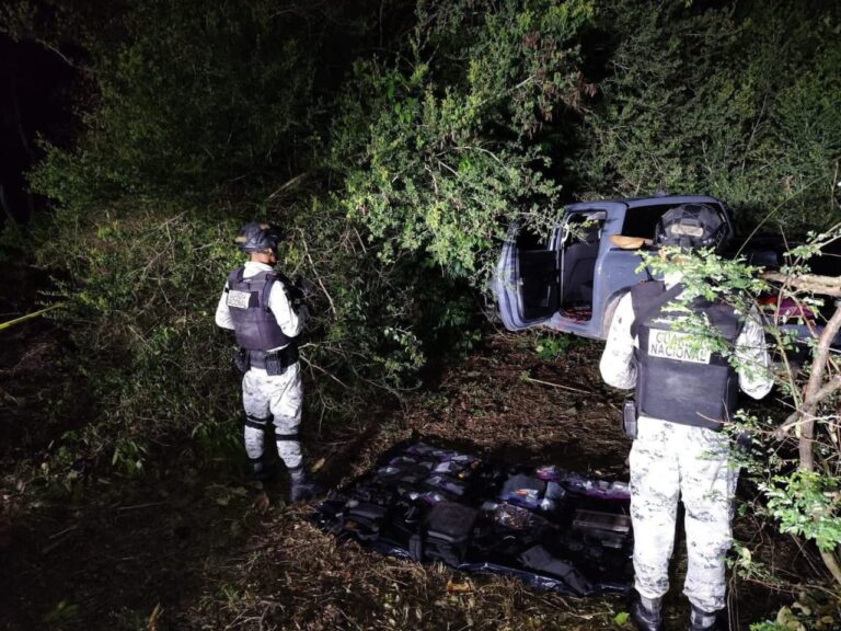 En el vehículo se encontraron granadas, un fusil, cargadores para armas largas, cartuchos y 3 chalecos tácticos En el vehículo se encontraron granadas, un fusil, cargadores para armas largas, cartuchos y 3 chalecos tácticos