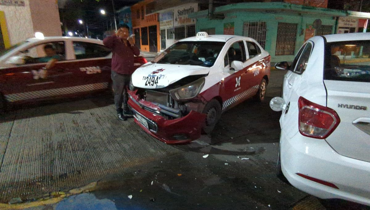 Fuerte choque entre taxi y auto particular en la colonia Cuauhtémoc deja cuantiosos daños materiales Fuerte choque entre taxi y auto particular en la colonia Cuauhtémoc deja cuantiosos daños materiales