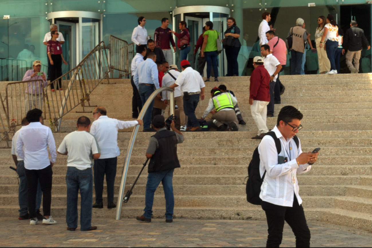 Hombre se cae en escaleras del Centro de Convenciones Campeche XXI y sufre herida leve Hombre se cae en escaleras del Centro de Convenciones Campeche XXI y sufre herida leve