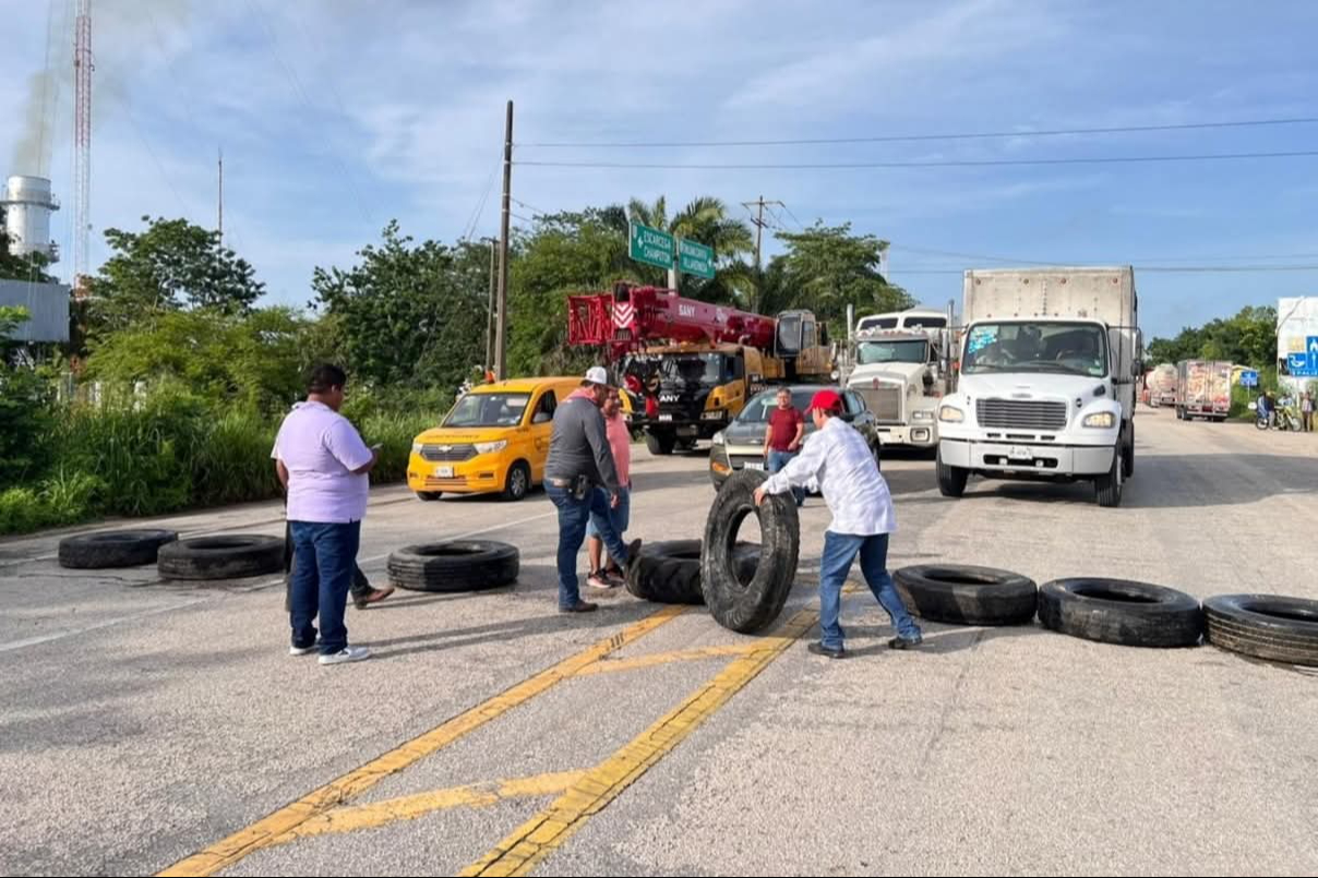 Bloquean carretera Villahermosa-Escárcega; exigen reconstrucción de tramo Palizada–Santa Adelaida