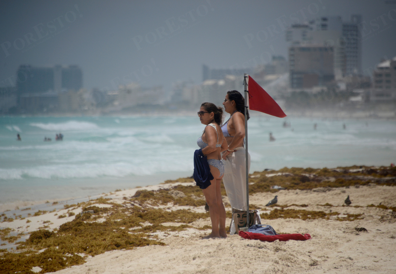 Prohíben acceso a 11 playas de Cancún por fuertes oleajes Prohíben acceso a 11 playas de Cancún por fuertes oleajes