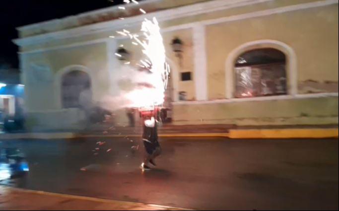Tradición bajo la lluvia: Dzitbalché celebra con toritos y fuegos artificiales