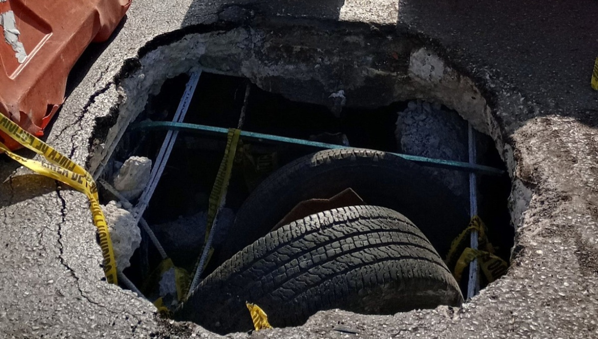 Socavón en la avenida Quetzalcóatl de Mérida deja grave congestionamiento vial