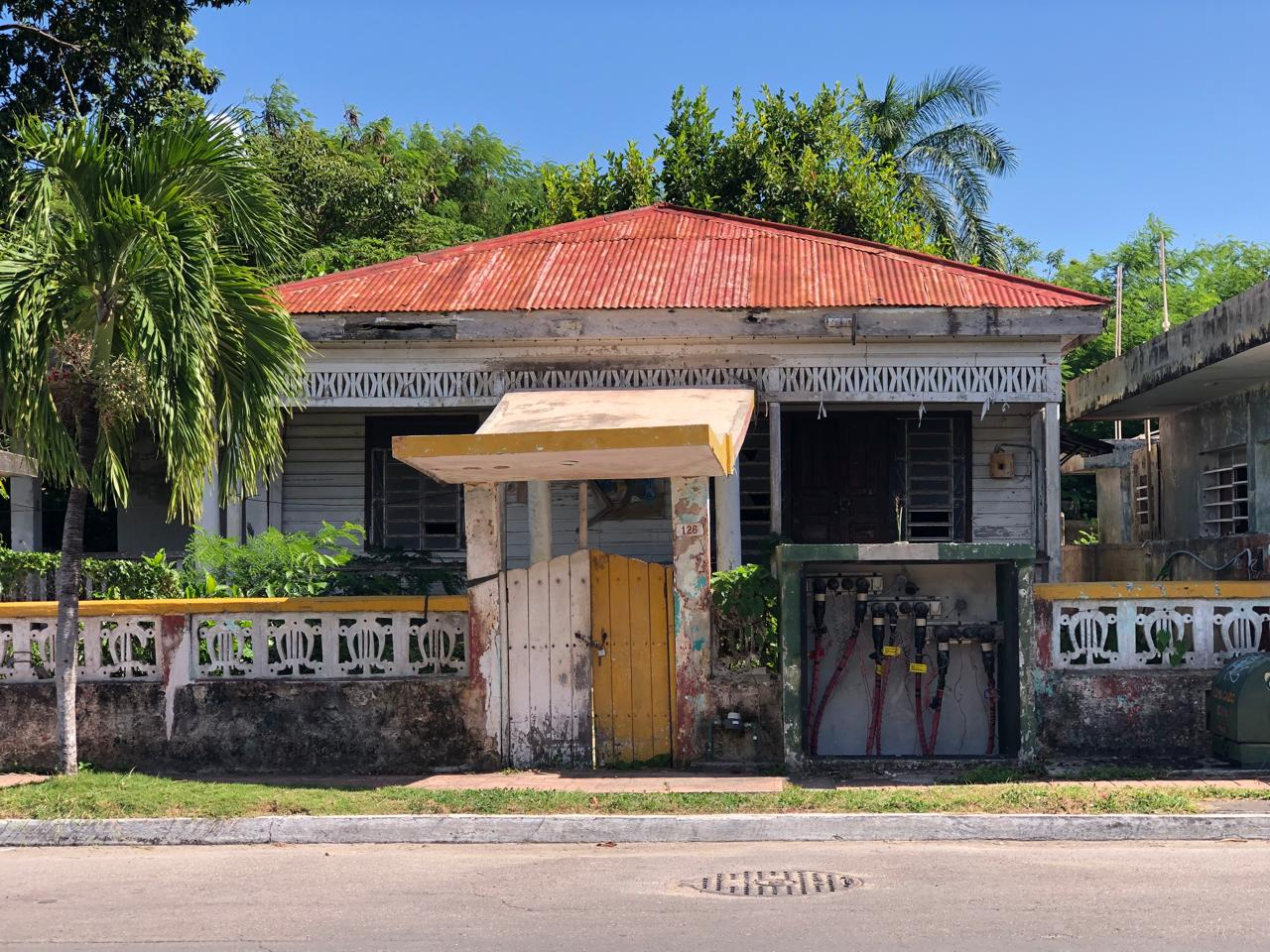 Algunas edificaciones se encuentran en total abandono. Algunas edificaciones se encuentran en total abandono.