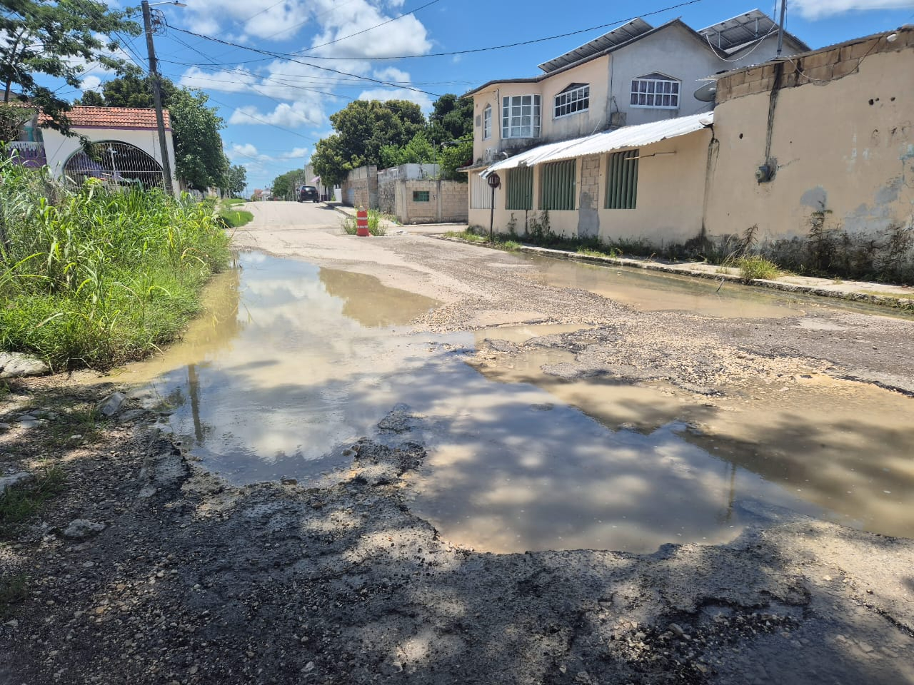 “Bache-charcos” y obra pluvial inconclusa afectan vialidad en colonia Las Palomas, Champotón