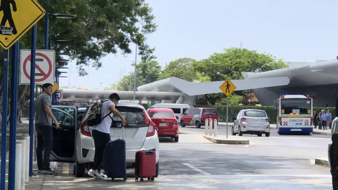 Captan a un taxista amenazando a un chofer de Uber que llevaba a turistas en Cancún Captan a un taxista amenazando a un chofer de Uber que llevaba a turistas en Cancún