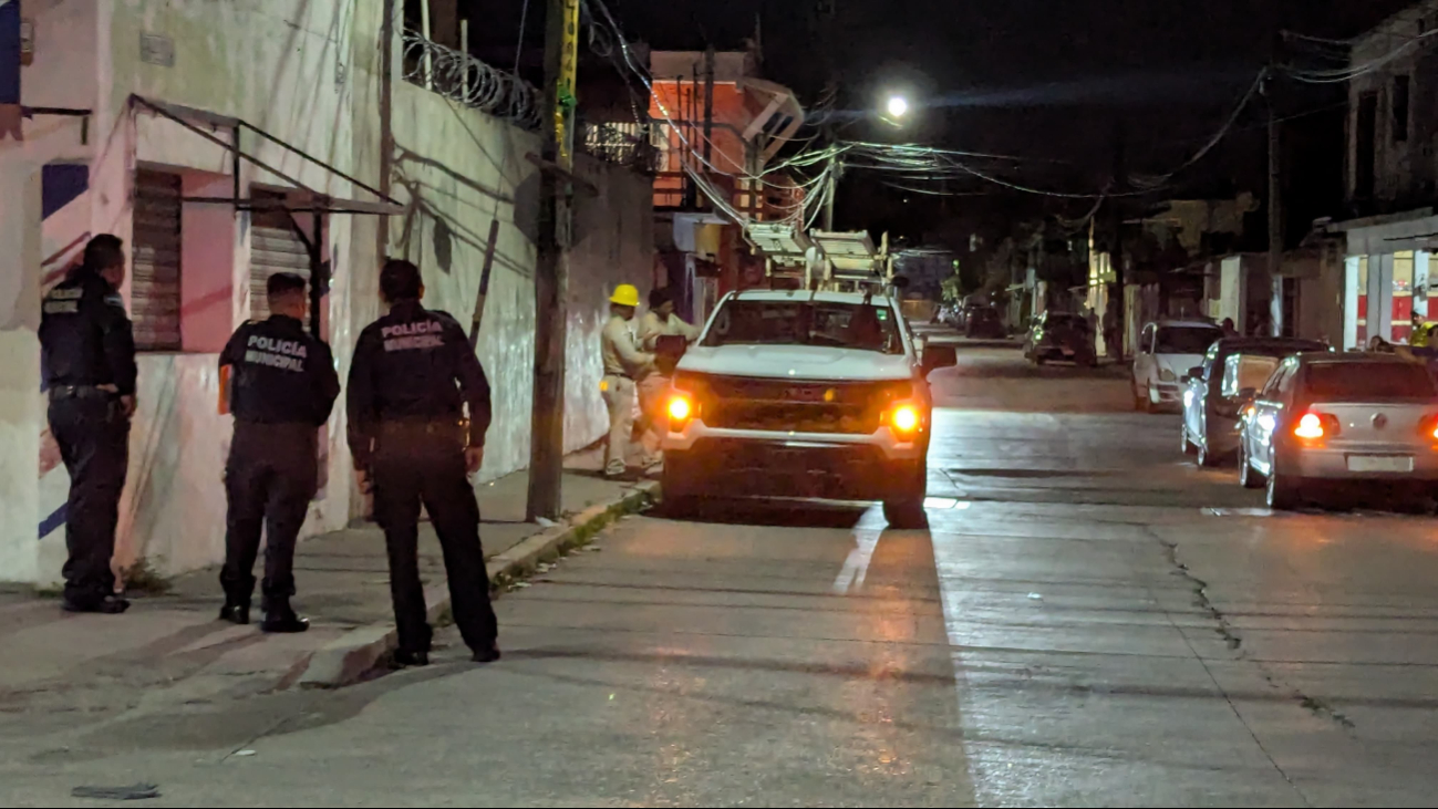 CFE atiende emergencia tras confrontación con vecinos en calle 17-D CFE atiende emergencia tras confrontación con vecinos en calle 17-D