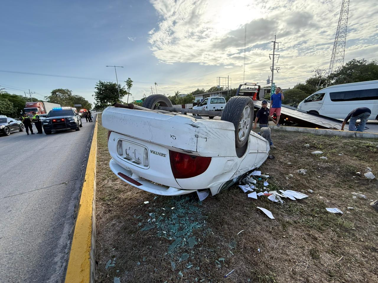Conductor en estado de ebriedad provoca volcadura sobre el bulevar Playa del Carmen