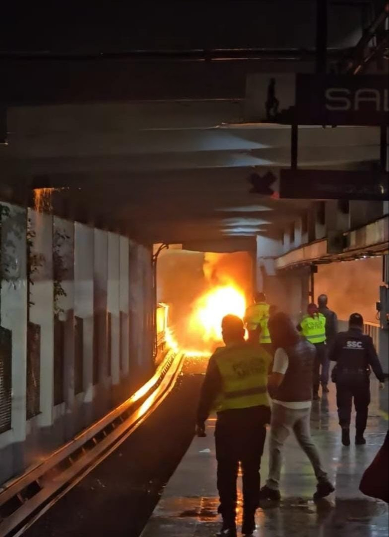 El fuego alertó a los cuerpos de emergencia de la CDMX. El fuego alertó a los cuerpos de emergencia de la CDMX.