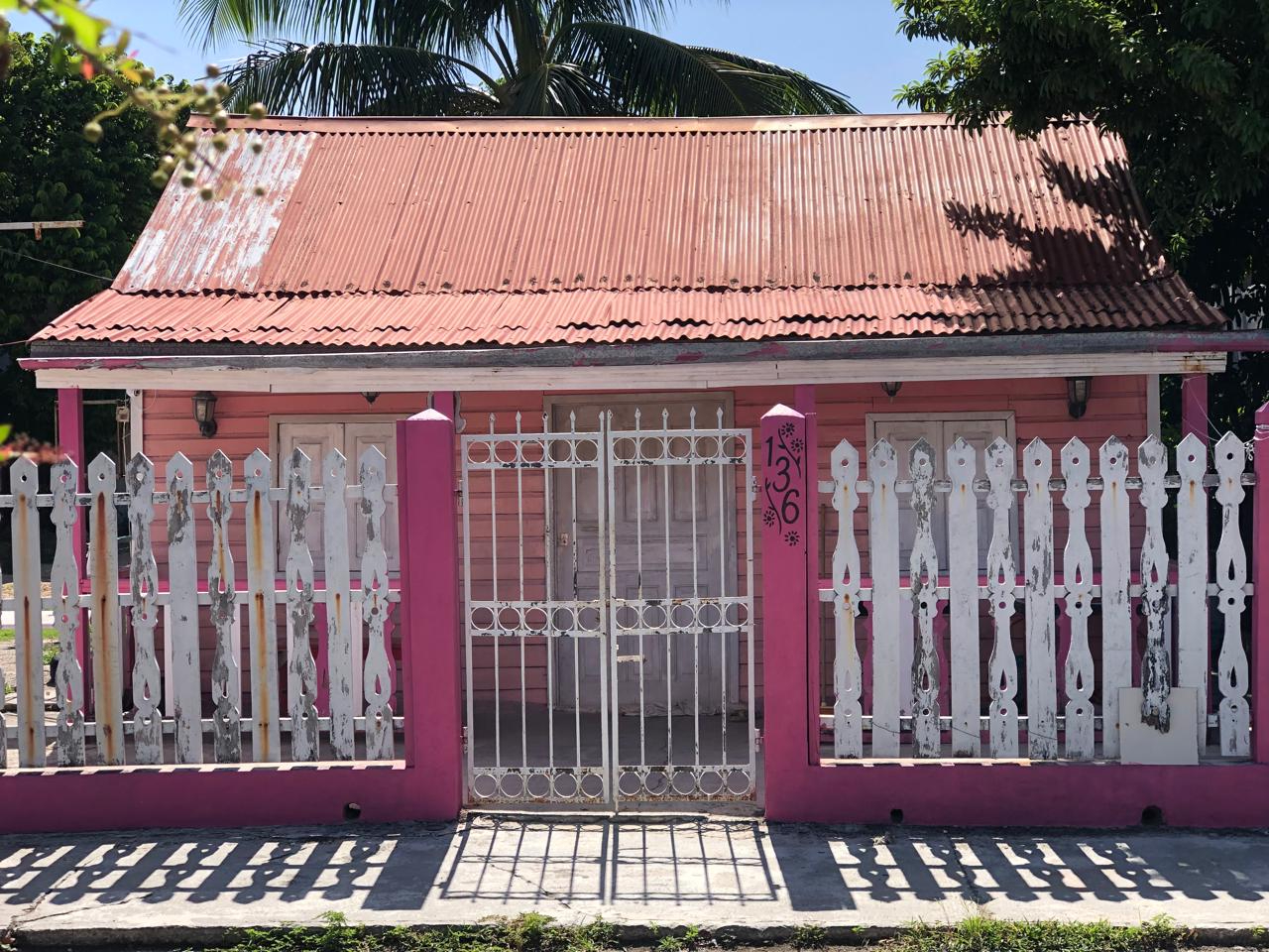 Las casas anglo-caribeñas debían ser un atractivo turístico, pero pasan totalmente desapercibidas. Las casas anglo-caribeñas debían ser un atractivo turístico, pero pasan totalmente desapercibidas.
