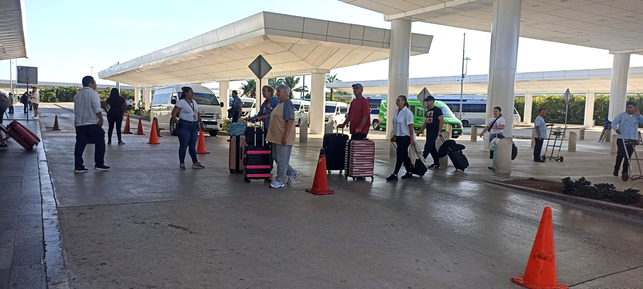 Más de 52 mil turistas atienden a diario en el aeropuerto de Cancún Más de 52 mil turistas atienden a diario en el aeropuerto de Cancún
