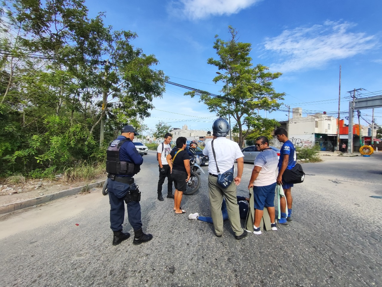 Motociclista en Quintana Roo resulta herido tras accidente en glorieta de Av. Kabah y Periférico; responsable se da a la fuga