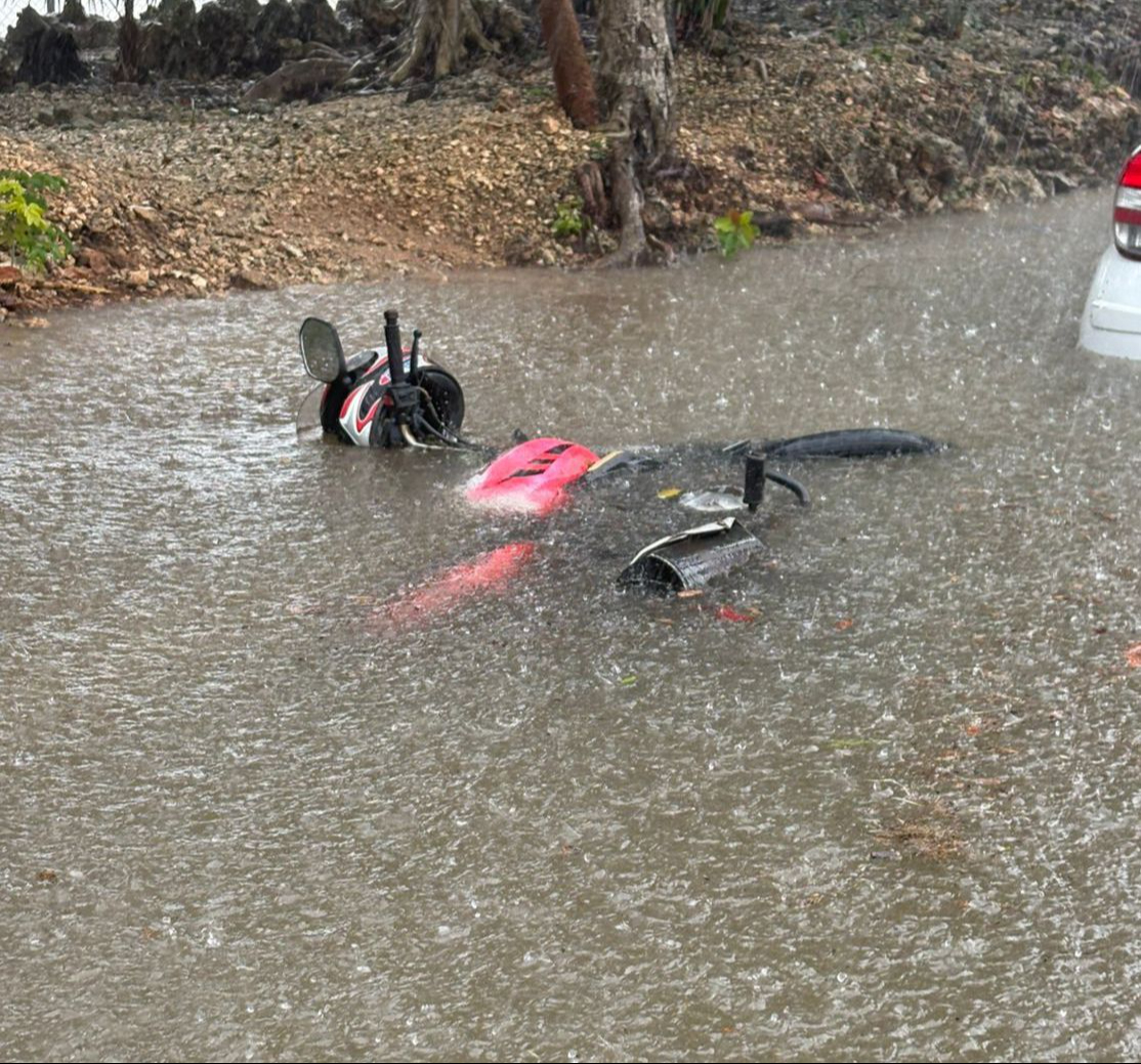 Motociclistas reportan pérdidas tras intensas lluvias y fallas en coladeras en Cancún