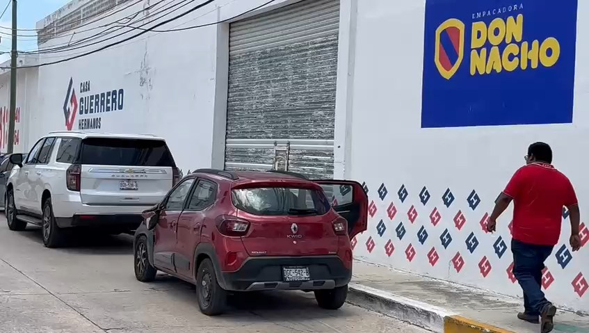 Camioneta de lujo provoca choque en calle 18