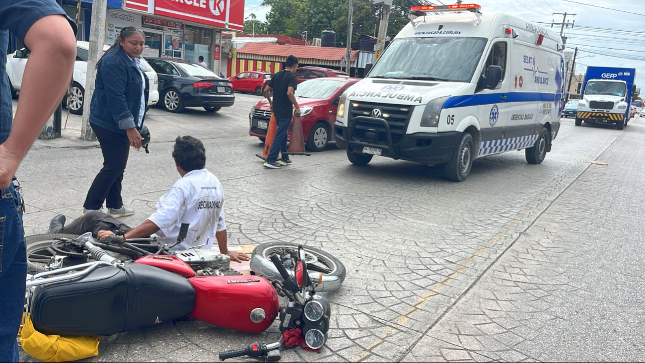 Conductor de van turística se pasa la luz roja y arrolla a motociclista en avenida Uxmal, Quintana Roo Conductor de van turística se pasa la luz roja y arrolla a motociclista en avenida Uxmal, Quintana Roo