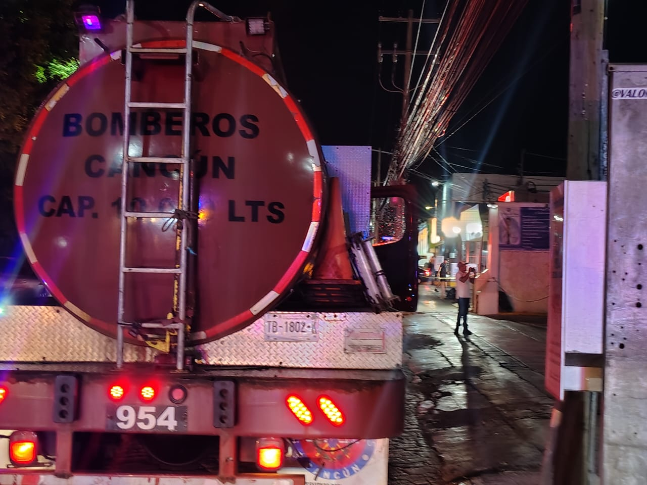Doctor amenaza con explotar tanque de gas en clínica de Cancún; intensa movilización en la zona Doctor amenaza con explotar tanque de gas en clínica de Cancún; intensa movilización en la zona
