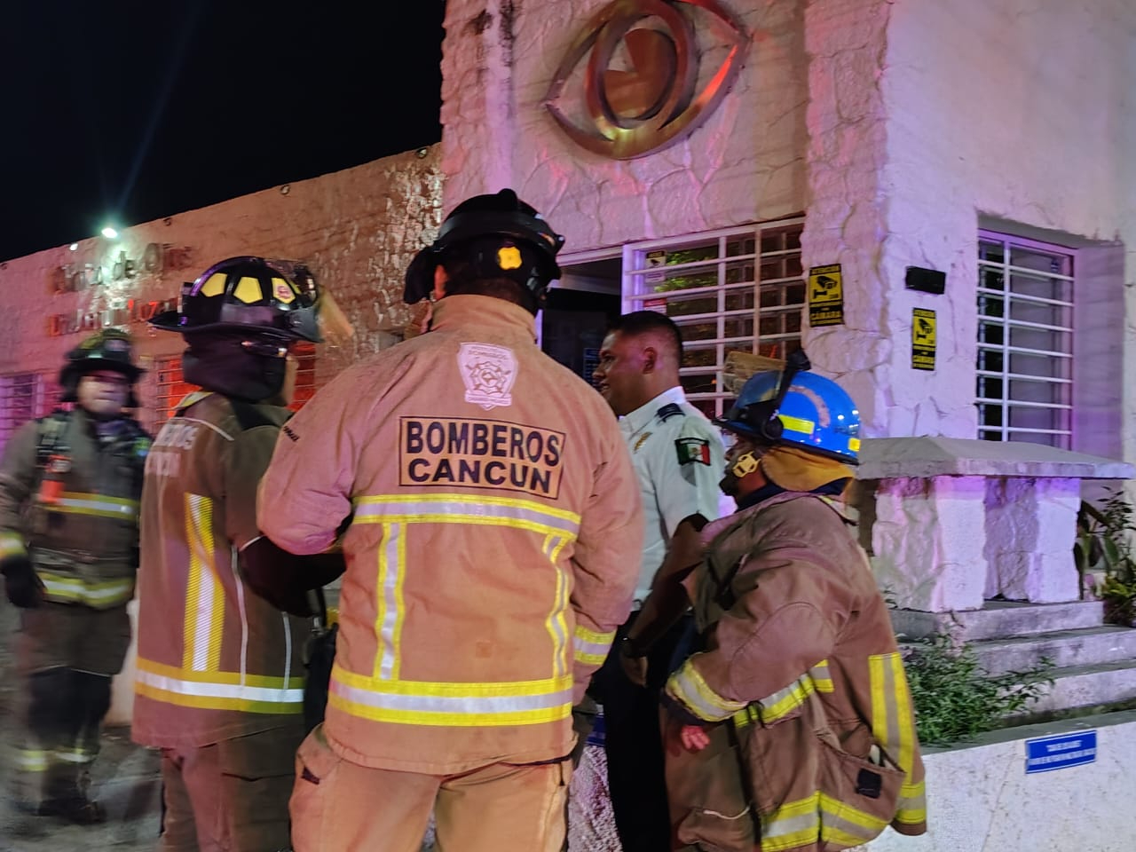 Doctor amenaza con explotar tanque de gas en clínica de Cancún; intensa movilización en la zona Doctor amenaza con explotar tanque de gas en clínica de Cancún; intensa movilización en la zona