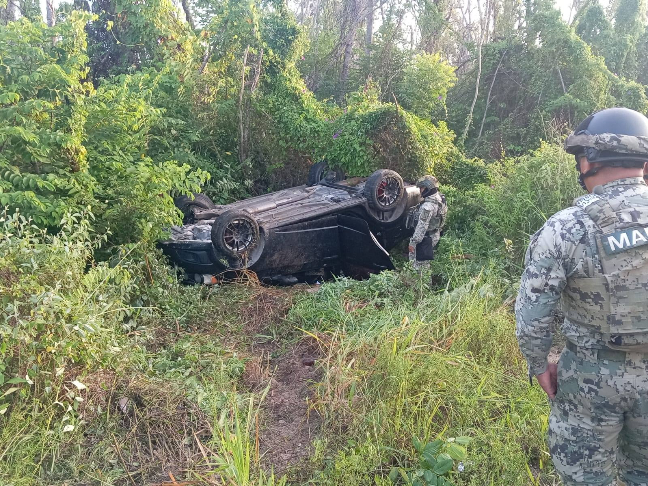 Elementos de la Marina revisaron el auto y los alrededores en busca de evidencia. Elementos de la Marina revisaron el auto y los alrededores en busca de evidencia.