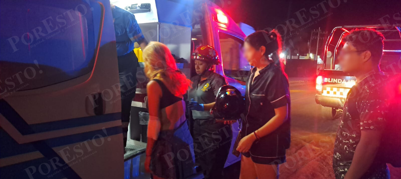 Accidente en carretera federal 307: Pareja a bordo de una motoneta derrapa y resulta lesionada  