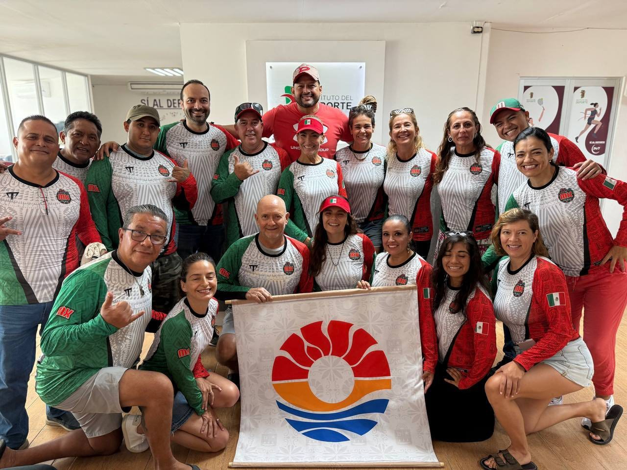 Los competidores recibieron de manera oficial sus uniformes por parte de Alejandro Luna López director general del Instituto del Deporte del Municipio de Benito Juárez