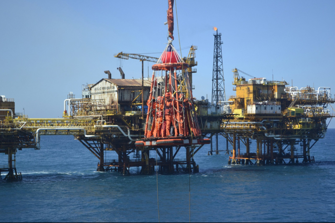 Trabajadores de empresas contratistas petroleras laboran en plataformas marítimas en condiciones inseguras y sin mantenimiento adecuado.