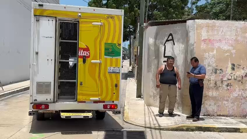 Vecinos pintan señal ante omisión de autoridades.