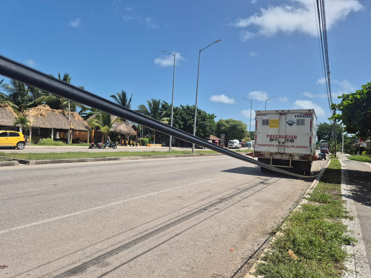 Denuncian cable colgando en Escárcega; exigen a TELMEX atender riesgo de accidente