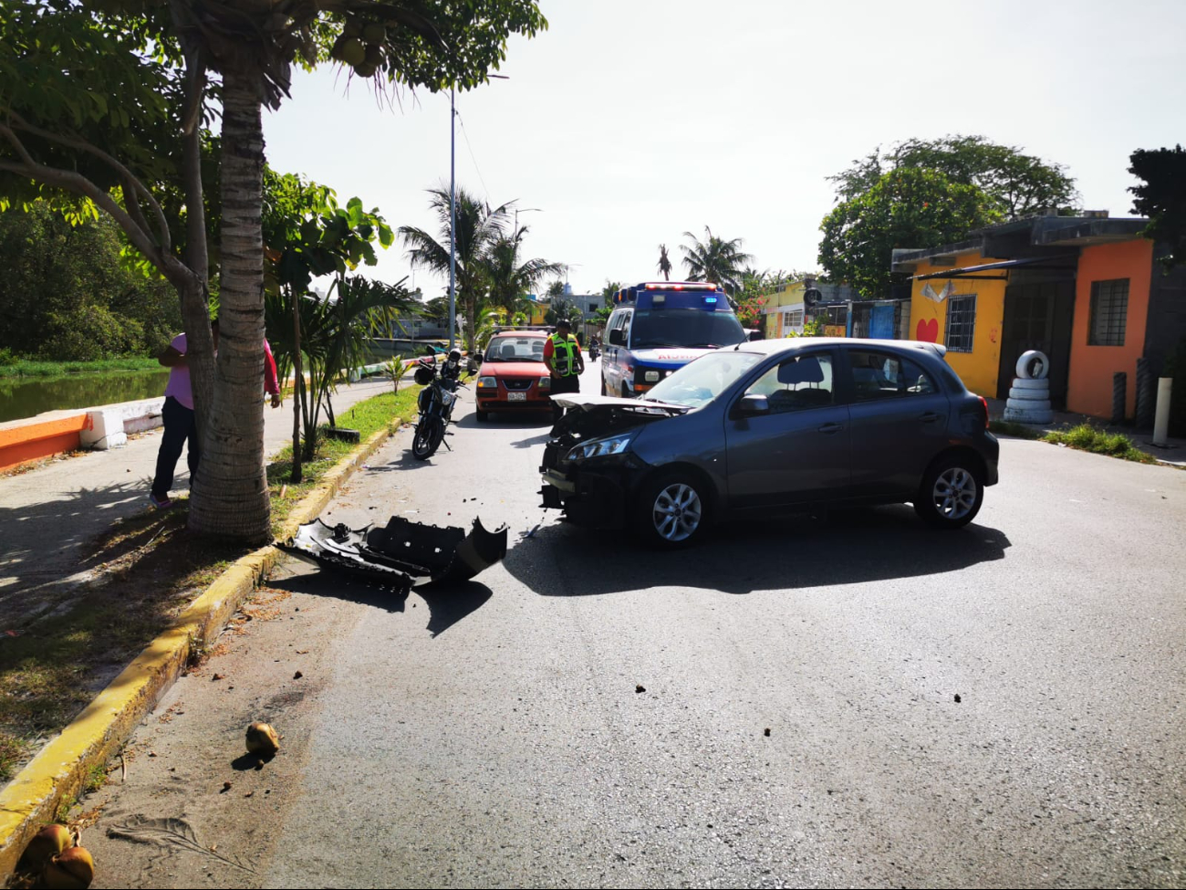 Vehículo Nissan March gris terminó con severos daños frontales.