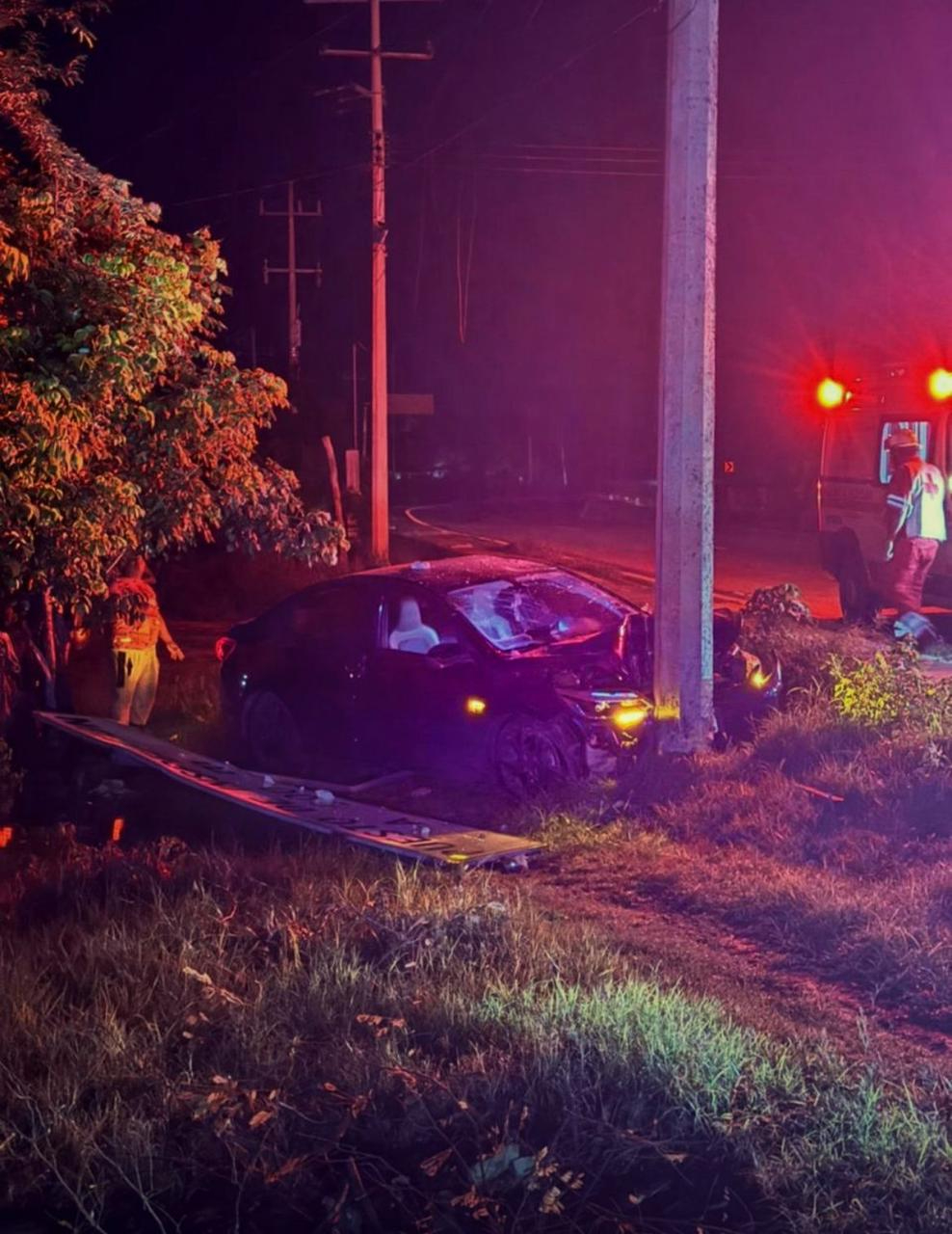 Ebrio se  impacta contra poste de la CFE al tomar curva a exceso de velocidad en carretera Campeche–Champotón 