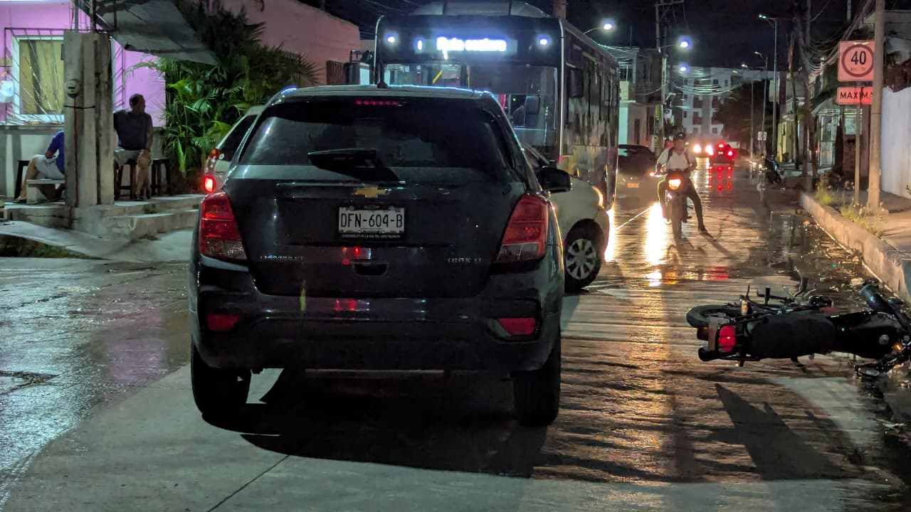 El motociclista sufrió golpes menores y no requirió hospitalización.