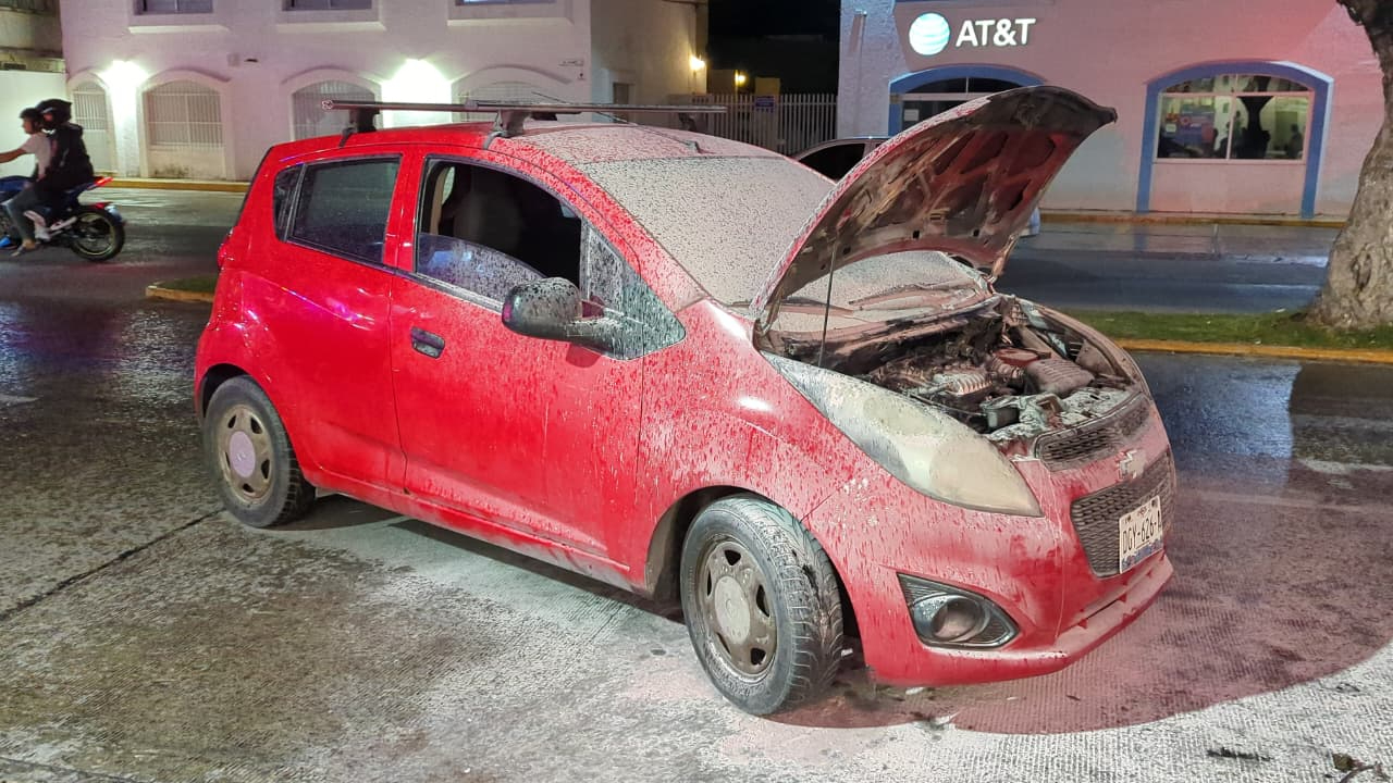 Fuego en motor de Chevrolet Spark alerta a familia y bomberos en Campeche