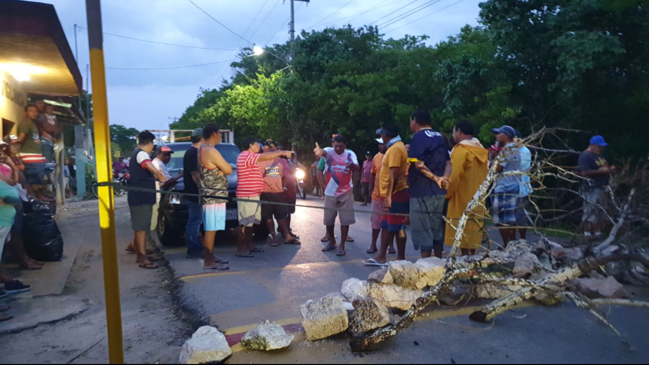 Pescadores de Dzilam de Bravo bloquean la vía costera por la creciente captura furtiva de especies